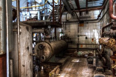 Ein großer industrieller Maschinenraum mit vielen Maschinen