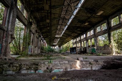 Ein großes Gebäude mit vielen Fenstern