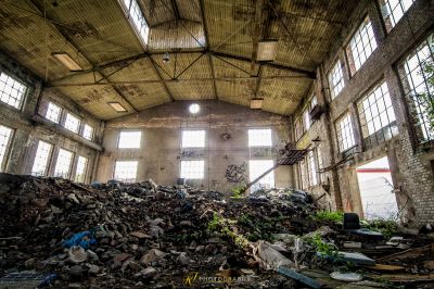 Ein großer Müllhaufen in einem Gebäude