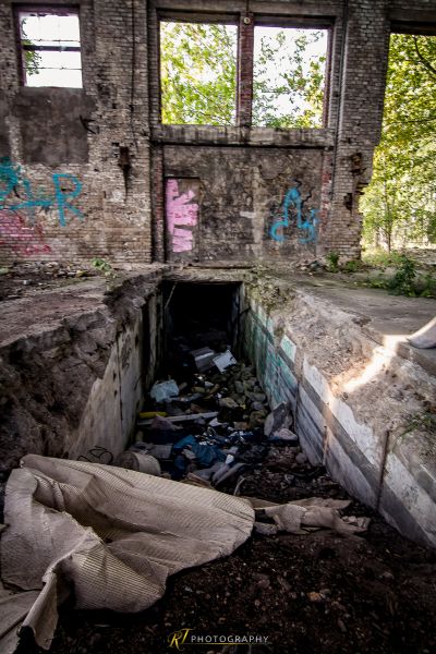 Ein schmutziges Gebäude mit Graffiti an den Wänden