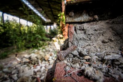 Eine Nahaufnahme einer Wand mit einer Brücke im Hintergrund