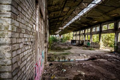 Ein Gebäude mit viel Schutt und viel Müll