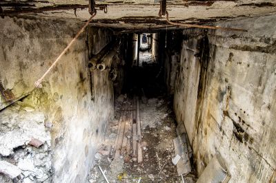 Ein sehr alt aussehendes Zimmer mit vielen Trümmern