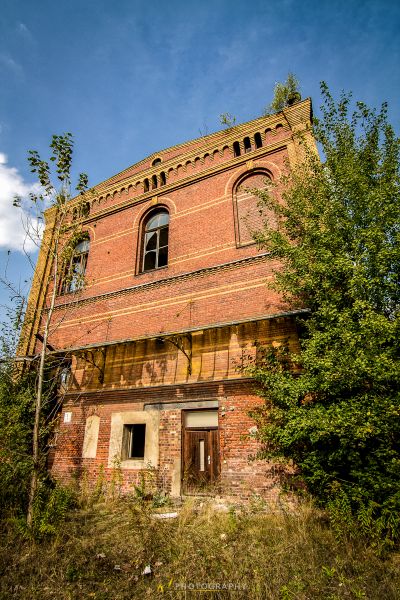Ein sehr altes Gebäude mit vielen Fenstern