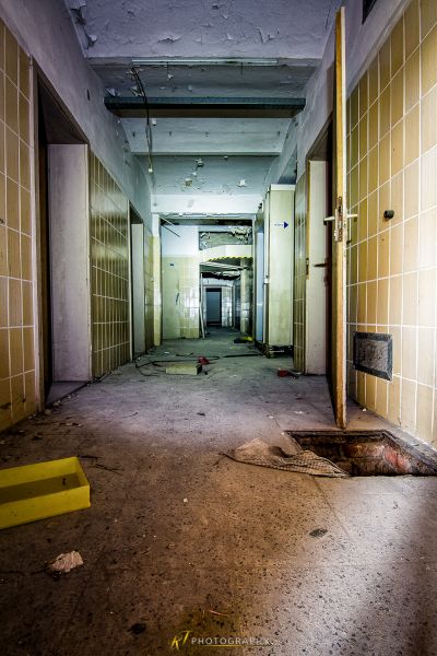 Ein Zimmer mit einer gelben Tür und einer gelben Wand