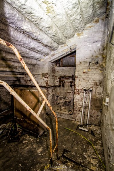 Ein Raum mit einem Metallrohr und einem Metallstuhl