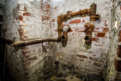 Ein rostiges Rohr in einem schmutzigen Raum