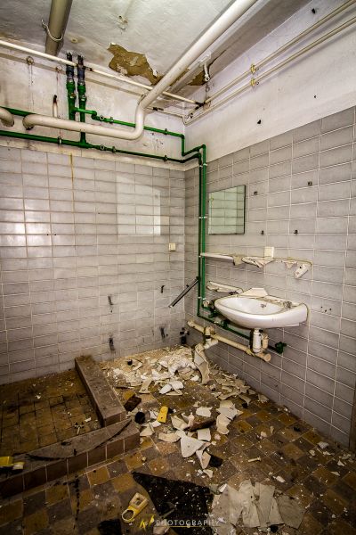 Ein Badezimmer mit einer Spüle und vielen Trümmern