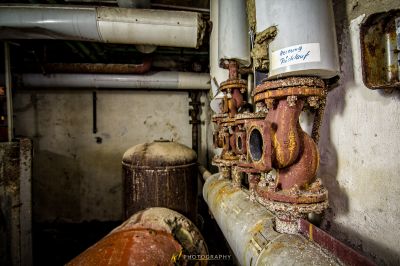 Eine Nähe eines Rohres in einem Gebäude