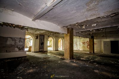 Ein Raum mit viel Graffiti an den Wänden