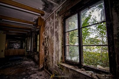 Ein Fenster in einem heruntergekommenen Gebäude