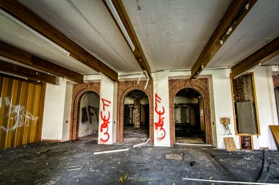 Ein Zimmer mit einer Ziegelmauer und einer Feuerhydraulika