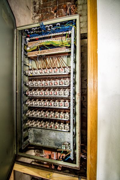 Ein Haufen Drähte in einem kleinen Raum