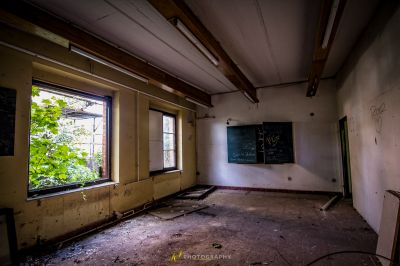 Ein Zimmer mit einer Kreidetafel und einer Kreidetafel