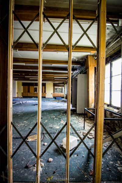 Ein Zimmer mit vielen Trümmern und einem kaputten Fenster