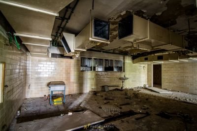 Eine schmutzige Küche mit vielen Trümmern