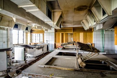 Eine Küche mit Waschbecken und Herd