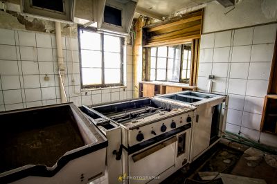 Eine Küche mit einem Herd und Waschbecken in ihm