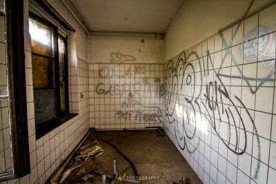 Ein schmutziges Badezimmer mit Graffiti an den Wänden