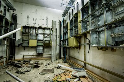 Ein Raum mit einer Reihe von elektrischen Geräten