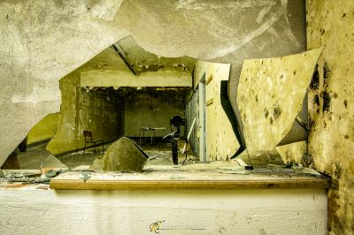 Ein zerbrochenes Fenster in einem schmutzigen Gebäude