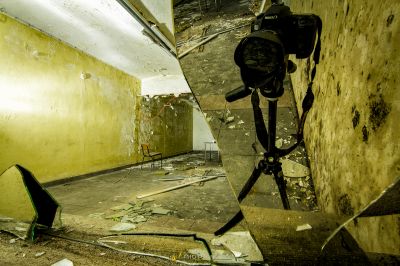 Ein Zimmer mit einem Haufen Schutt und einem Rucksack, der an der Decke hängt