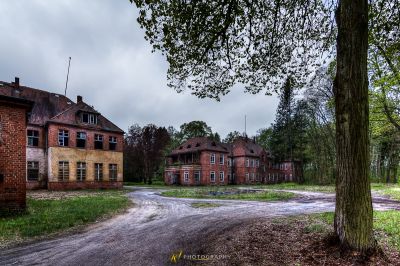 Eine unbefestigte Straße vor einem Gebäude