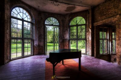 Ein Klavier in einem Raum mit großen Fenstern