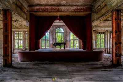 Ein Zimmer mit einem Klavier darin