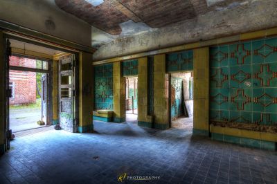 Ein Zimmer mit einer Ziegelwand und einer Tür