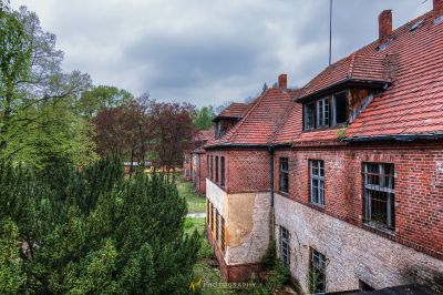 Blick auf ein Ziegelgebäude mit rotem Dach