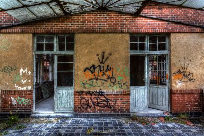 Ein Backsteingebäude mit Graffiti darauf