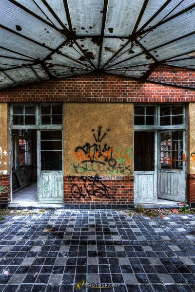Ein Backsteingebäude mit Graffiti darauf
