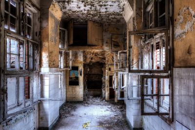 Ein Zimmer mit einem Haufen Fenstern und einem Haufen Türen