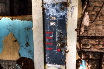 Ein Hydranten mit einem Feuerzeichen auf ihm