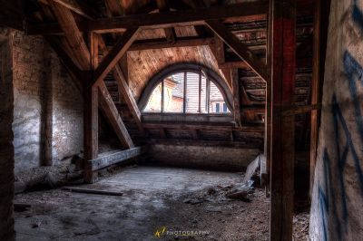Ein Zimmer mit einem Fenster und einem Holzboden