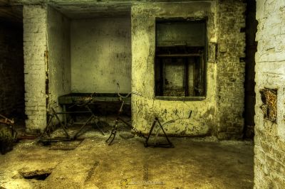 Ein Zimmer mit einem Fahrrad und einem Stuhl