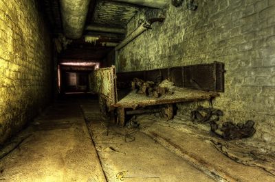 Eine Bank in einem Raum mit einer Ziegelwand