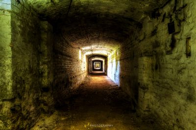 Ein langer Tunnel mit einem Licht am Ende