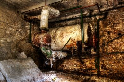 Ein Zimmer mit einem Bett und einer großen Pfeife