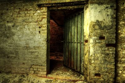 Eine Tür in der Ziegelwand