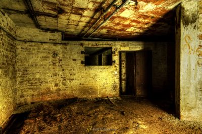 Ein Zimmer mit einer Ziegelwand und einer Tür