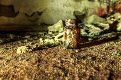 Eine Flasche Flüssigkeit, die auf dem Boden sitzt