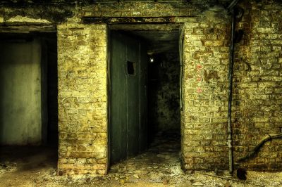 Ein Zimmer mit einer Tür und einer Ziegelwand