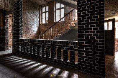 Eine Mauer mit einer Treppe in der Mitte