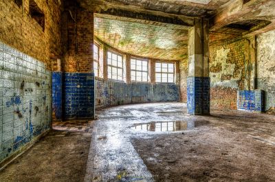 Ein Raum mit viel Graffiti an den Wänden