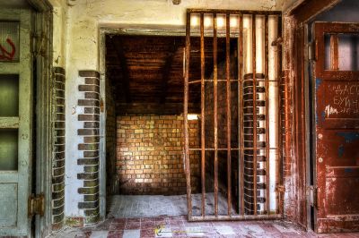 Ein Zimmer mit einer Ziegelwand und einer Tür