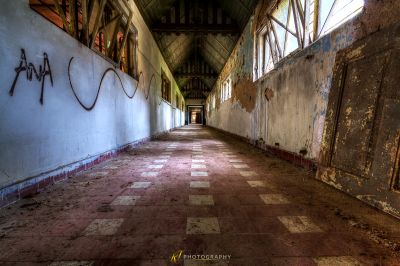 Ein langer Flur mit Graffiti an den Wänden