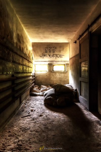 Ein Zimmer mit vielen schmutzigen Sachen