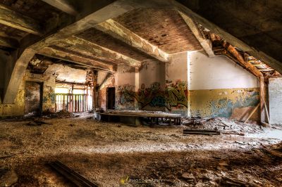 Ein Zimmer mit vielen Trümmern und Graffiti